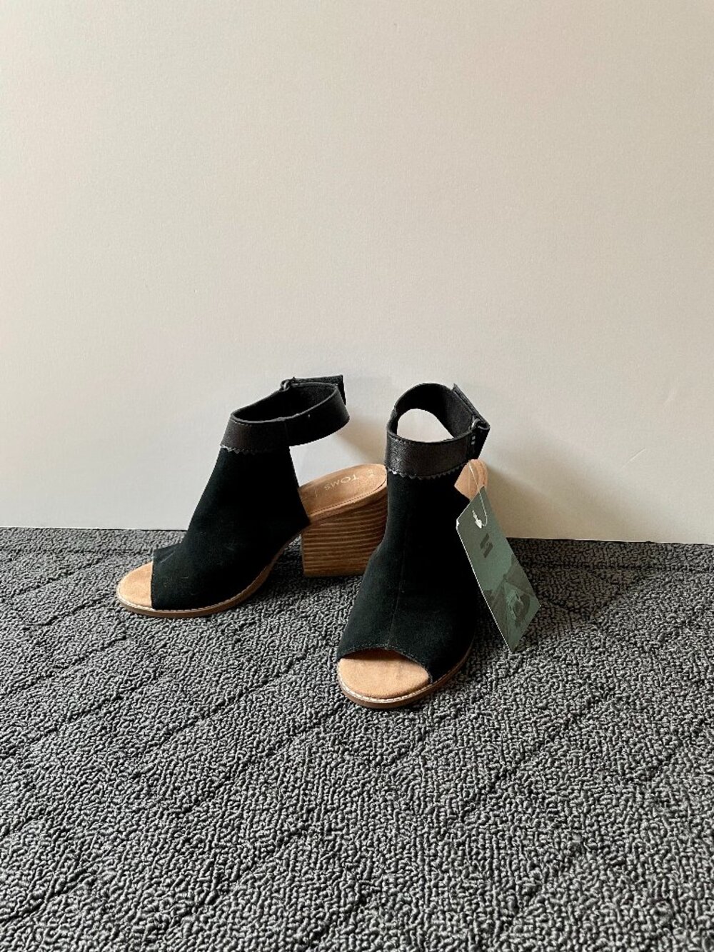 Toms Woman’s suede elegant sandals